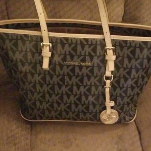 Michael Kors Purse Use a few times Great Condition